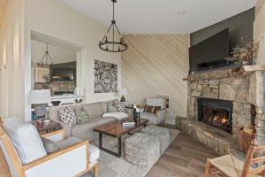 un salon avec un canapé et une cheminée dans l'établissement Marla on the Mountain, à Sugar Mountain