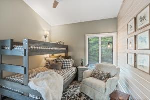 une chambre avec un lit superposé et une chaise dans l'établissement Marla on the Mountain, à Sugar Mountain