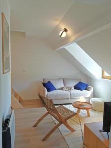 a living room with a couch and a table at Grand duplex ensoleillé pour 7 Résidence Violaine in Le Monêtier-les-Bains