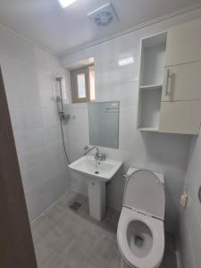 Koupelna v ubytování 아미스테이