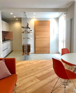 カリゾーロにあるPalazzo Righiのテーブルと椅子、キッチンのあるリビングルーム