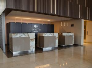 Un vestíbulo con mostradores de mármol en un edificio. en Hilton DoubleTree Bogotá Salitre AR, en Bogotá