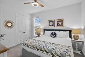 a bedroom with a bed and a ceiling fan at One Happy Condo in Bradenton +52 photos
