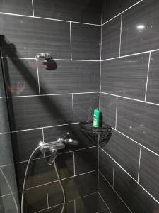 Robion en LuberonにあるCanto Cigalo Rdc 1のバスルーム(シャワー、蛇口付)