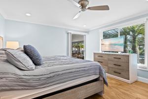 une chambre avec un lit et une commode avec une télévision dans l'établissement River House Retreat, à Braden Castle 37 autres photos