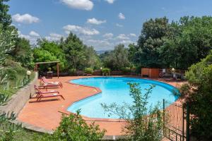 Bazén v ubytování Villa Laura nebo v jeho okolí