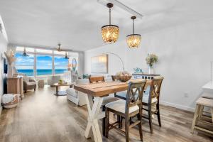 een eetkamer en woonkamer met een tafel en stoelen bij Shimmering Shores in Anna Maria Island +26 foto's