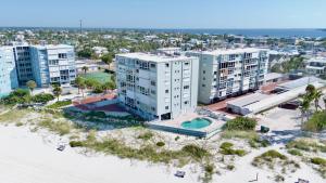 een luchtzicht op een gebouw op het strand bij Shimmering Shores in Anna Maria Island