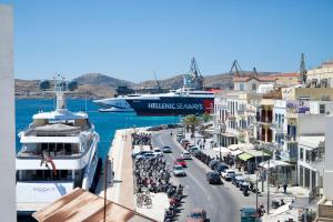 埃尔莫波利斯Porto的一艘游轮停靠在一条有汽车的城市街道上