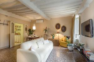 ルッカにあるAppartamento Stellarioのリビングルーム(白いソファ、黄色い椅子付)