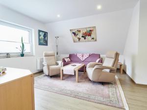 Una sala de estar con dos sillas y una mesa. en Warendorf 12, en Warendorf