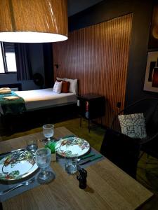 a room with a table with two plates on it at Studio Quartzo verde, Centro. in Campos dos Goytacazes