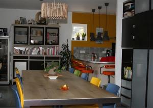 Una cocina con una mesa y sillas de madera. en Villa Les Escouls, en Ribes