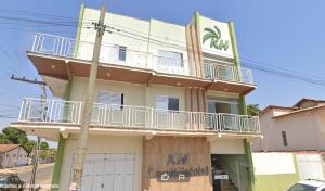 a building with a balcony on the side of it at Kuawit Hotel in Aragarças