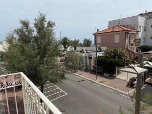 - Balcón con vistas a la calle en Casa al mare di Nonno Robi, en Fano 25 fotos más