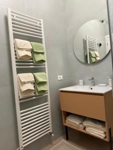 Un baño con lavabo, espejo y toallas. en Casa al mare di Nonno Robi, en Fano