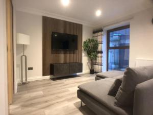 โทรทัศน์และ/หรือระบบความบันเทิงของ The Copper House by Harrogate Lifestyle Apartments