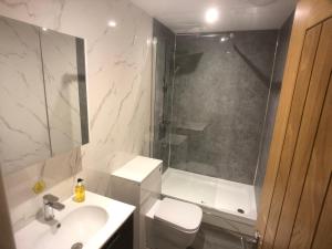 ห้องน้ำของ The Copper House by Harrogate Lifestyle Apartments