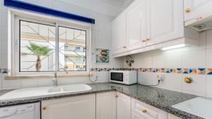 Kuchyň nebo kuchyňský kout v ubytování Cozy 1Bdr Flat w Pool in Vilamoura by Lovelystay