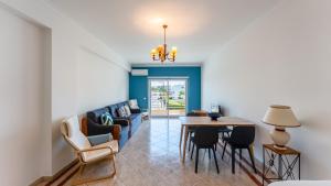 Posezení v ubytování Cozy 1Bdr Flat w Pool in Vilamoura by Lovelystay