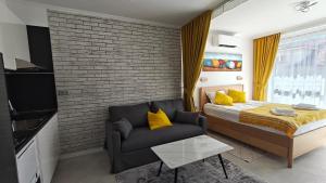 Et tv og/eller underholdning på Vivid Sea and City Luxury Studio 2 plus 2