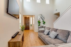 TV a/nebo společenská místnost v ubytování Yard and Office Spacious Family Home in Forney