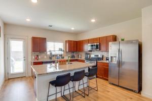 Kuchyň nebo kuchyňský kout v ubytování Yard and Office Spacious Family Home in Forney