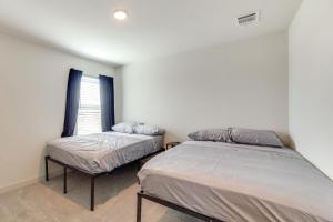 Postel nebo postele na pokoji v ubytování Yard and Office Spacious Family Home in Forney