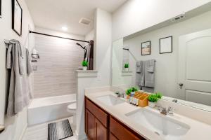 Koupelna v ubytování Yard and Office Spacious Family Home in Forney + 18 fotografií