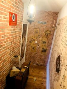 Habitación con pared de ladrillo y escalera. en Le refuge des Mans-raudeurs, en Le Mans