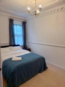 een slaapkamer met een bed met twee handdoeken erop bij Kuns house in Busheyheath +8 foto's