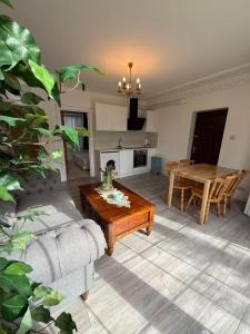 een woonkamer met een bank en een tafel bij Kuns house in Busheyheath