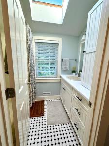 Η κουζίνα ή μικρή κουζίνα στο NEW- Entire House- In-Unit Laundry- Queen Beds-