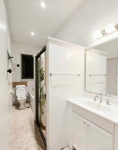 ein weißes Badezimmer mit Waschbecken und Toilette in der Unterkunft Central Burwood Shared Stay in Sydney