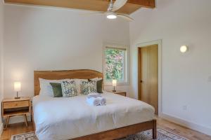 a bedroom with a bed with two towels on it at The Briar House in Stella
