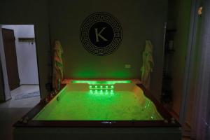 ein Pool mit grünem Wasser in einem Raum in der Unterkunft Kosmosuite in Brindisi + 26 Fotos