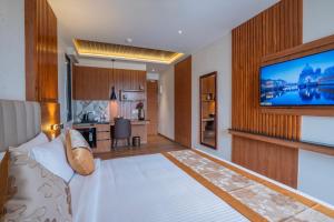 Una habitación de hotel con una cama y un televisor de pantalla plana. en Park Avenue Hotel Bannerghata Road, en Bangalore