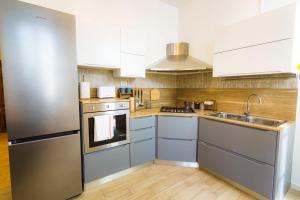 O bucătărie sau chicinetă la Casa Benedetta Charme Apartment Cremona Centro +8 fotografii