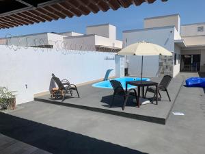 Patio nebo venkovní prostory v ubytování Linda Casa com piscina Aquecida e área de lazer