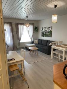 una sala de estar con un sofá y una mesa en Tilava kaksio saunalla, en Seinäjoki