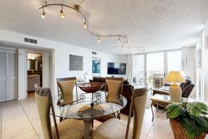 une salle à manger et un salon avec une table et des chaises dans l'établissement Dolphin Point, à Destin 30 autres photos
