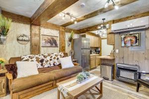 un soggiorno con divano e frigorifero di Eureka Main Street Retreat Near ATV Trails and Mines a Payson