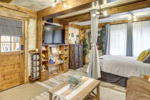una camera da letto con un letto e una TV in una stanza di Eureka Main Street Retreat Near ATV Trails and Mines a Payson