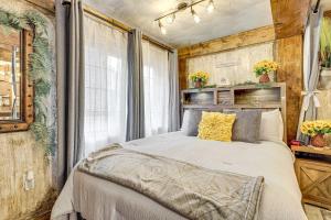 una camera da letto con un letto in una stanza con pareti in legno di Eureka Main Street Retreat Near ATV Trails and Mines a Payson