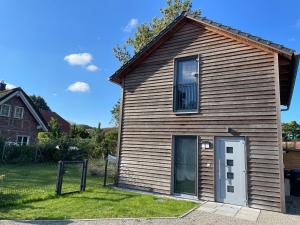 a small house with a door and a window at Haus Meerschilf in Klausdorf Mecklenburg Vorpommern