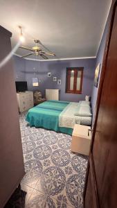 a bedroom with a green bed and a blue wall at Al Centro Storico in Campoli Appennino
