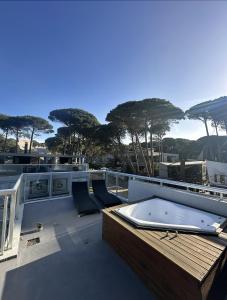 a hot tub on the roof of a house at Arenas Calidas Carilo in Carilo