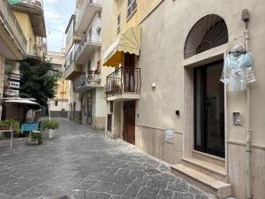 an empty street in a city with buildings at Holiday Home - Si Do Relais in Pozzuoli