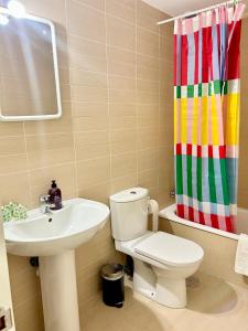 Ένα μπάνιο στο Expoholidays - Estudio loft moderno