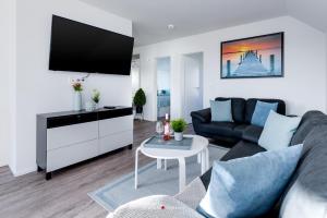 OlpenitzdorfにあるFerienwohnung Sprotte 2のソファとテレビのあるリビングルーム